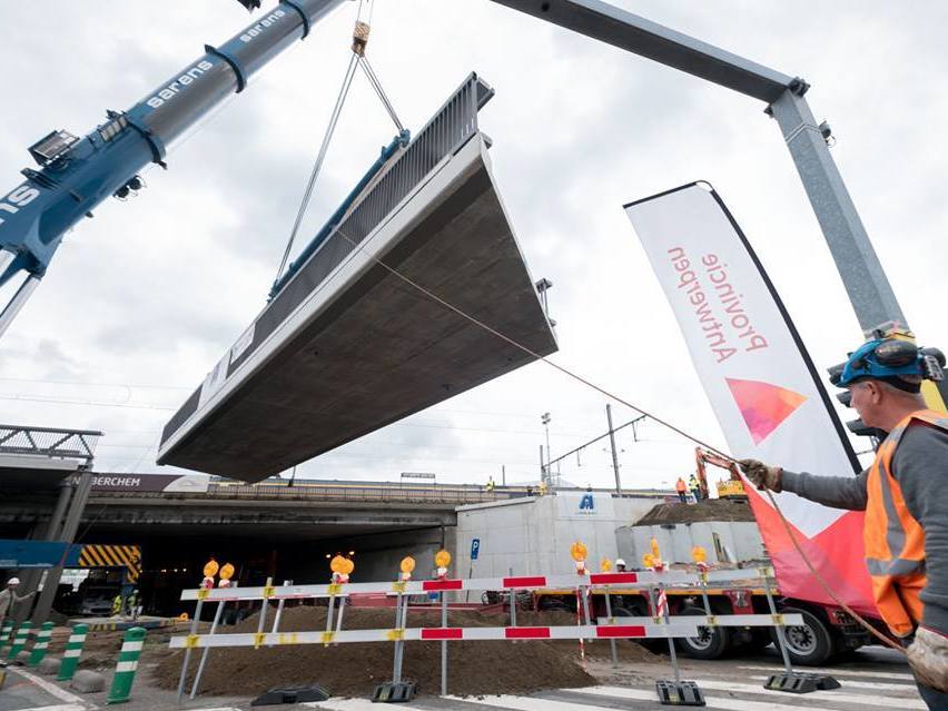 Plaatsing van het tweede brugdeel over de Singel